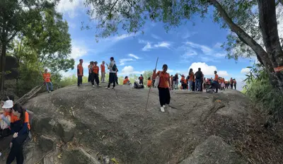 Toàn cảnh Núi Dinh nhìn từ đỉnh La Bàn trong ánh nắng chiều - ảnh: Bang