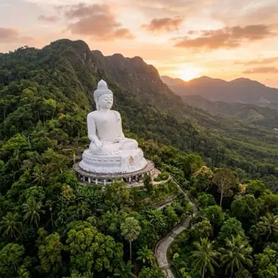 Tượng đại Phật trắng uy nghiêm tọa lạc sườn núi